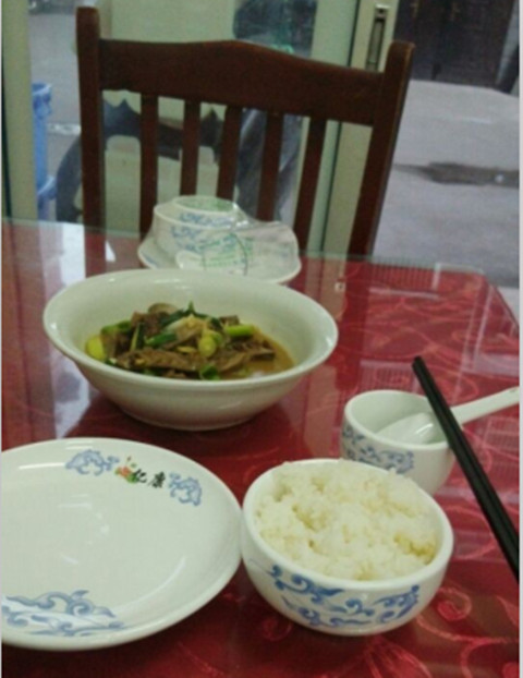 一個人，一碗飯菜，一頂情侶棒球帽子